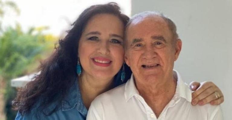 Renato Aragão posa sorridente ao lado da esposa, Lilian - Instagram