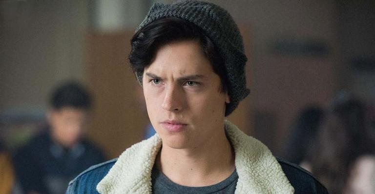 Ator Cole Sprouse, de Riverdale, diz que foi preso em protesto anti-racista nos EUA - Divulgação