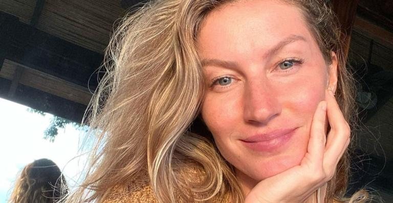 Gisele Bündchen celebra o Dia do Meio Ambiente abraçada a árvore - Reprodução/Instagram