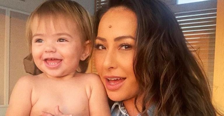 Zoe Sato surge com pinta na testa igual a mãe - Instagram