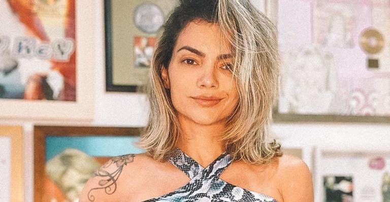 Em quarentena, Kelly Key surge lindíssima em selfie: ''De boas aqui no meu sofá'' - Instagram