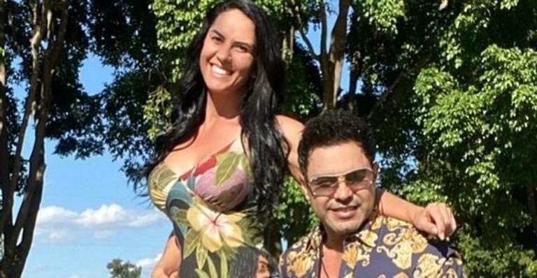 Zezé Di Camargo e Graciele Lacerda surgem sorridentes ao lado de seus cachorros - Instagram