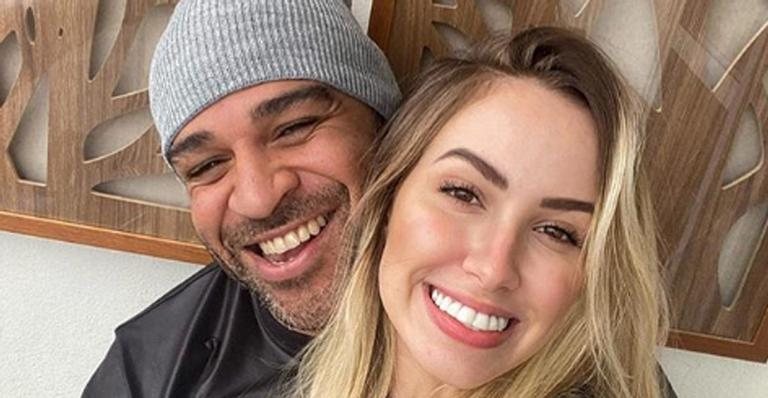 Adriano Imperador anuncia noivado com Victoria Moreira: ''Felizes'' - Instagram