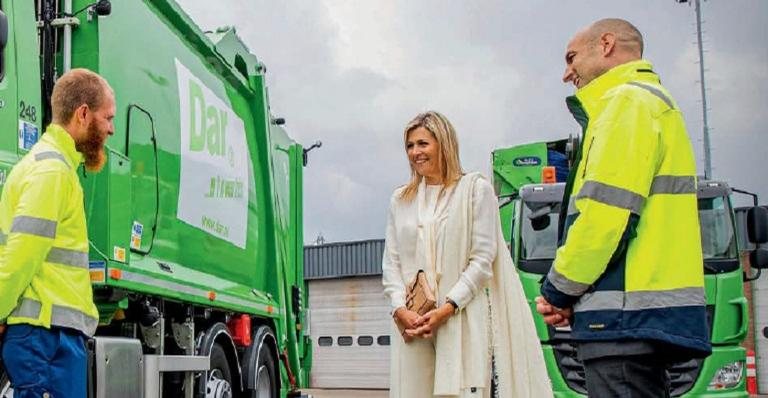 Máxima conversa com equipe de limpeza urbana - Getty Images