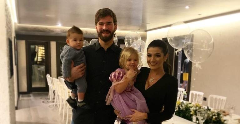 Goleiro Alisson e a esposa celebram primeiro ano do filho - Reprodução/Instagram