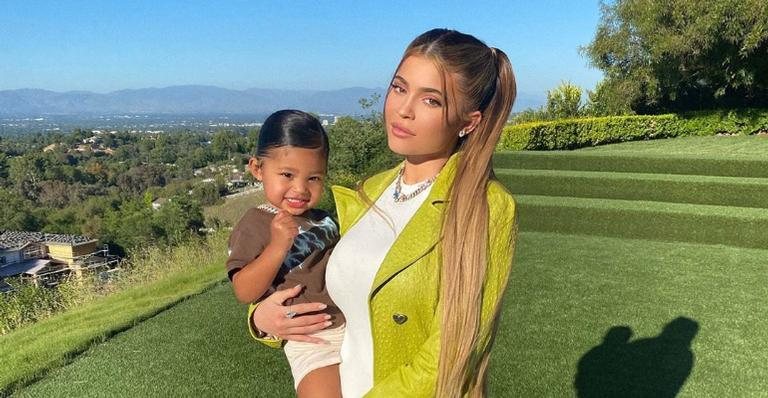 Kylie Jenner explode o fofurômetro ao posar agarradinha com a filha - Instagram