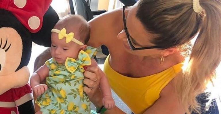 Dany Bananinha exibe filha dormindo e se derrete na web - Instagram