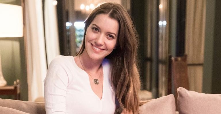 Grávida de seu primeiro filho, Nathalia Dill lê livro sobre maternidade - Globo/João Miguel Júnior