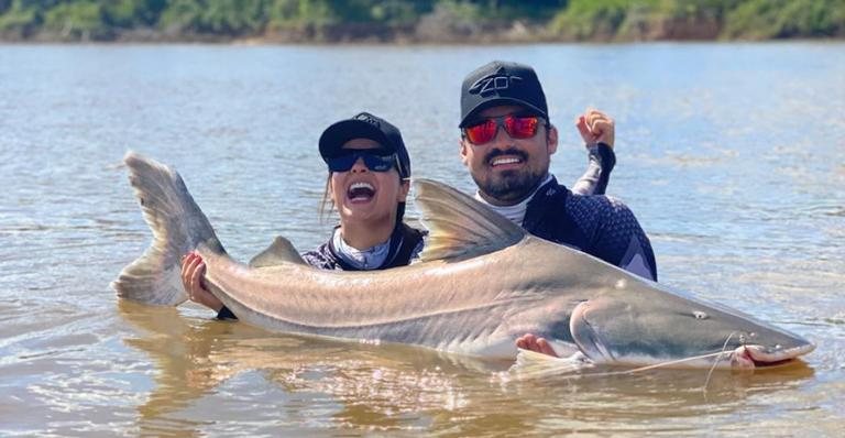 Maiara brinca ao flagrar Fernando Zor ordenhando vaca - Reprodução/Instagram