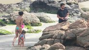 Bruno Gissoni e Yanna Lavigne são flagrados na praia com a filha, Madalena - Dilson Silva/AgNews