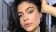 Em novo clique, Kylie Jenner combina cor do cabelo com a do sutiã - Instagram