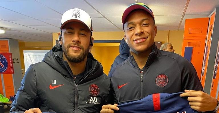 Neymar Jr. surge disputando cupcake com Mbappé e diverte web - Reprodução/Instagram