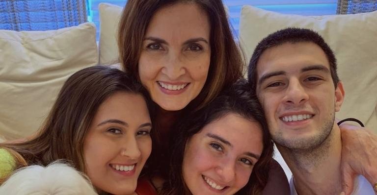 Filha gata de Fátima Bernardes exibe clique raro de biquíni - Reprodução/Instagram