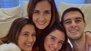 Filha gata de Fátima Bernardes exibe clique raro de biquíni - Reprodução/Instagram