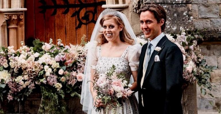 Após o casamento, o casal Beatrice e Edoardo posa na Royal Chapel of All Saints - Benjamin Wheeler e Yui Mok - WPA Pool/Getty Images