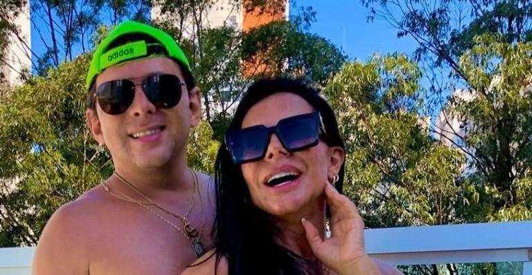 Gretchen exibe o corpão em foto com o noivo - Reprodução/Instagram