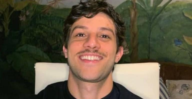 Chay Suede surge sorridente em nova selfie e deseja: ''Boa semana para nós'' - Instagram