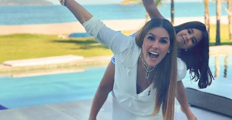 Deborah Secco explode o fofurômetro ao surgir posando com a filha, Maria Flor - Reprodução/Instagram