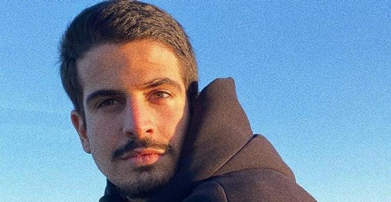 Enzo Celulari mostra seu talento para música ao surgir cantando e tocando violão - Instagram