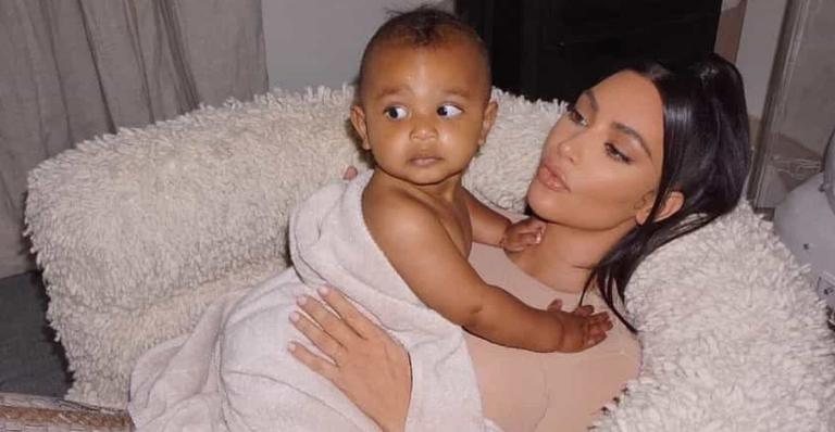 Kim Kardashian baba em amizade de True e Psalm - Reprodução/Instagram