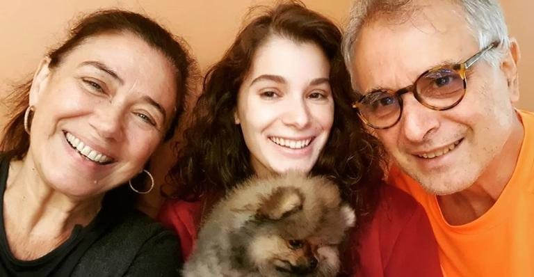 Lilia Cabral relata as peripécias de seu cachorro de estimação ao exibir clique fofo do mascote dormindo ao lado de sua filha - Reprodução/Instagram