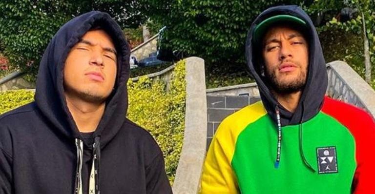 Neymar Jr. combina blusa com um dos 'parças' sem querer - Reprodução/Instagram