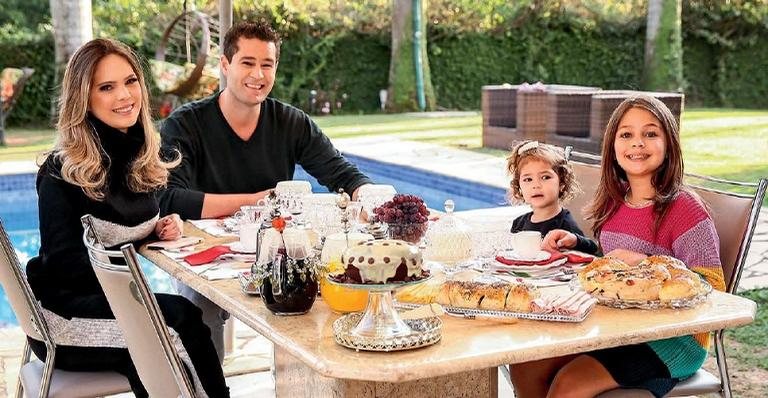 A família saboreia o café da tarde preparado pela chef Isabel Carvalho - Manuela Scarpa