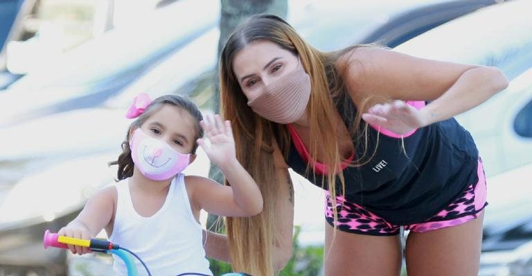 Deborah Secco e Maria Flor são flagradas passeando no Rio - Dilson Silva/AgNews