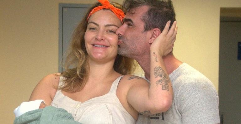 Laura Keller e Jorge Souza deixam a maternidade com o filho - Webert Belicio/Agnews