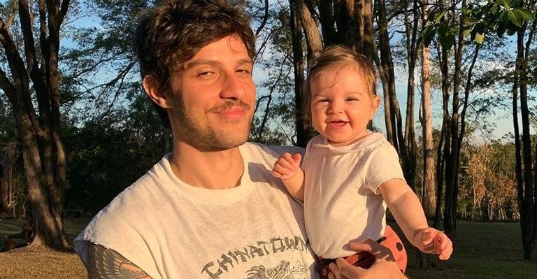 Chay Suede inicia a semana grudadinho com a filha, Maria - Instagram