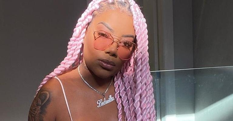 Ludmilla surge com novo visual e aposta em tranças na cor rosa: ''Tento mudar o estilo toda semana' - Instagram