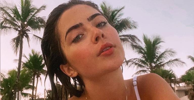 Na praia, Jade Picon mostra sequência de fotos de tombo: ''Se for cair, já cai na pose'' - Instagram