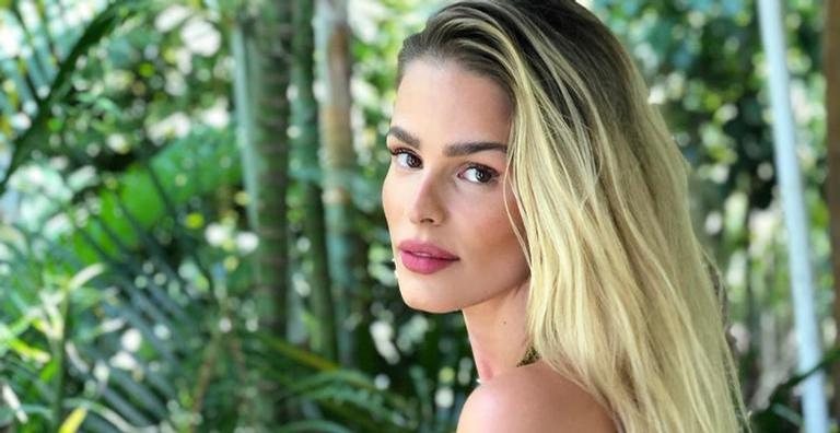 Yasmin Brunet surge lindíssima em clique de biquíni no meio do mar - Instagram