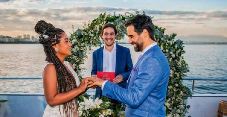 O celebrante Bruno realiza a cerimônia no altar decorado com flores brancas. Karen usa vestido longo sem mangas, com decote nas costas e renda - Marcio Rosa