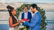 O celebrante Bruno realiza a cerimônia no altar decorado com flores brancas. Karen usa vestido longo sem mangas, com decote nas costas e renda - Marcio Rosa