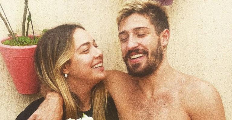 Vinicius Martinez diverte a web ao esbanjar seu lado apaixonado em novo clique da esposa - Reprodução/Instagram