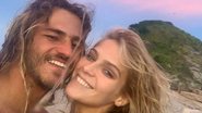 Isabella Santoni surge surfando com seu namorado, Caio Vaz - Reprodução/Instagram