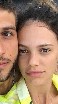 Casalzão! Veja a história de amor entre Chay e Laura Neiva