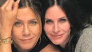 Jennifer Aniston e Courteney Cox se arriscam na sinuca e fazem sucesso na web - Reprodução/Instagram