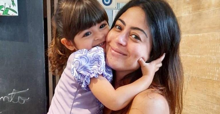 Em quarentena, Carol Castro surge agarradinha com a filha, Nina: ''Amor em tempos de pandemia'' - Instagram