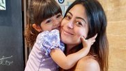 Em quarentena, Carol Castro surge agarradinha com a filha, Nina: ''Amor em tempos de pandemia'' - Instagram