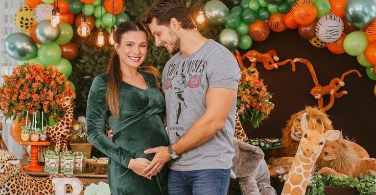 Ex-participantes do Big Brother Brasil 13, Elieser Abrosio e Kamilla Salgado falam sobre o amadurecimento de seu relacionamento e a espera do primeiro filho - Nadielly Santos