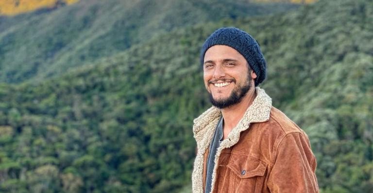 Bruno Gissoni surge se protegendo do frio ao tomar café em uma manhã de inverno - Reprodução/Instagram