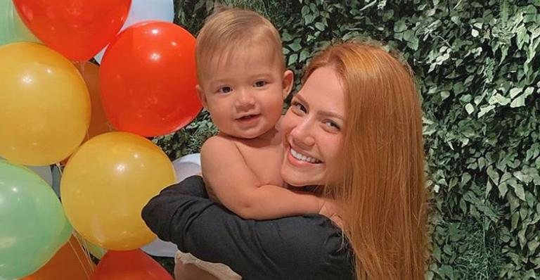 Sarah Poncio posa sorridente ao lado de seu sobrinho, Davi - Reprodução/Instagram