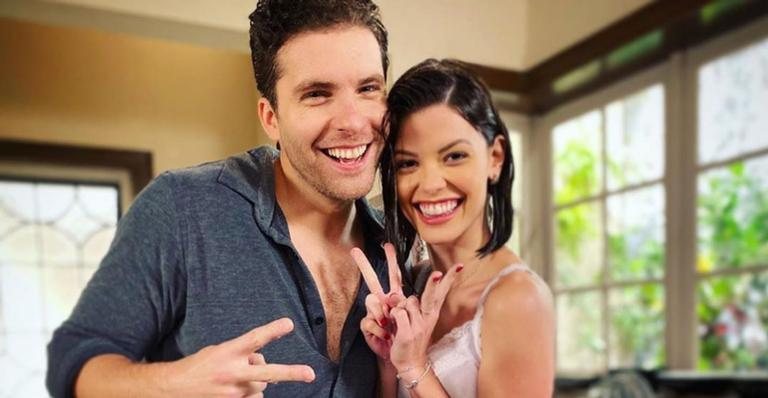 Vitória Strada e Thiago Fragoso respeitam as medidas de segurança contra o novo coronavírus ao gravarem juntos algumas cenas da novela - Reprodução/Instagram