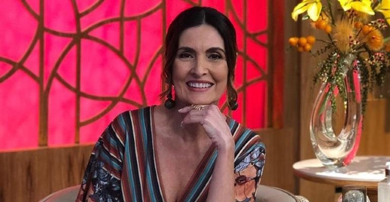 Fátima Bernardes aparece em fotos tentando tricotar - Reprodução/Instagram