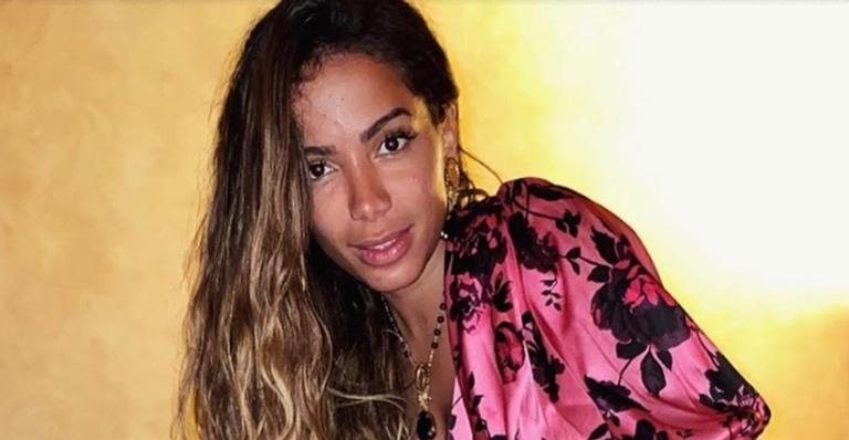 Anitta posa ao lado de amigos curtindo banho de piscina - Reprodução/Instagram