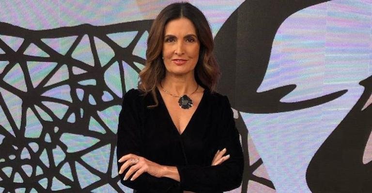 Fátima Bernardes exibe acessório do look discretamente - Reprodução/Instagram