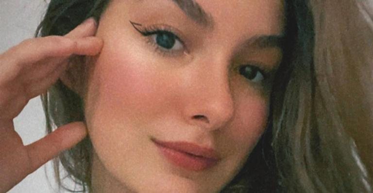 Marina Moschen encanta ao posar diante do espelho exibindo seu visual natural - Reprodução/Instagram