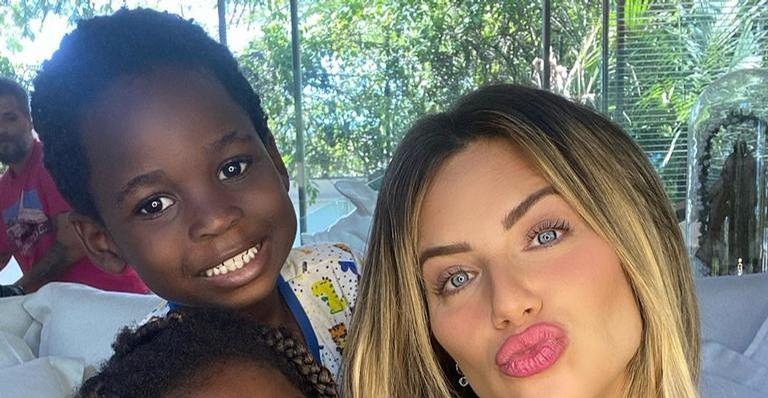 Giovanna Ewbank baba pelo filho, Bless, após sessão de fotos: ''Meu príncipe é muito charmoso'' - Instagram